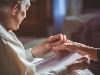 Recognizing the 10 Signs Death is Near in Dementia Patients: A Guide for Caregivers